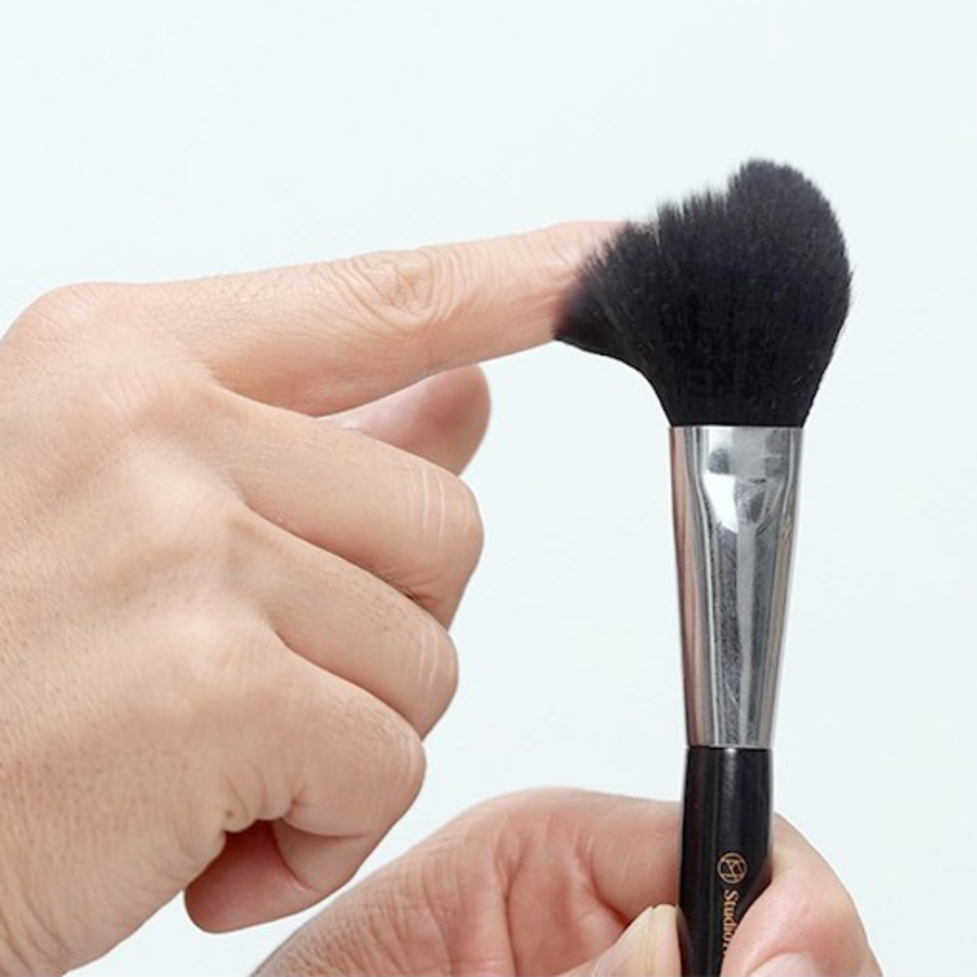 Studio 17 Кисть для румян 833, разноцветные, 1шт. (скидка-10%)