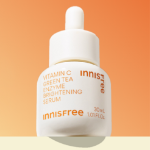 Тонизирующая сыворотка для лица с энзимом зеленого чая Innisfree New Vita C, 30 мл, 1 г (скидка-40%)