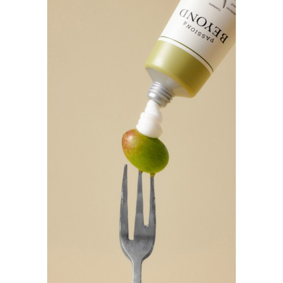 BEYOND  – питательный крем для рук с ароматом оливы, зелени, цветов и мускуса, 30 мл