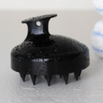 Onbyu Daily Scalp Massage Shampoo Brush – массажная щётка для кожи головы, чёрная, 8 x 6 см