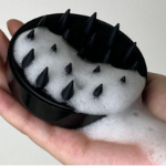 Onbyu Daily Scalp Massage Shampoo Brush – массажная щётка для кожи головы, чёрная, 8 x 6 см