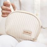 Elsso Half-Moon Pocket Design Pastel Color Cosmetic Pouch – очаровательная и функциональная косметичка для макияжа.