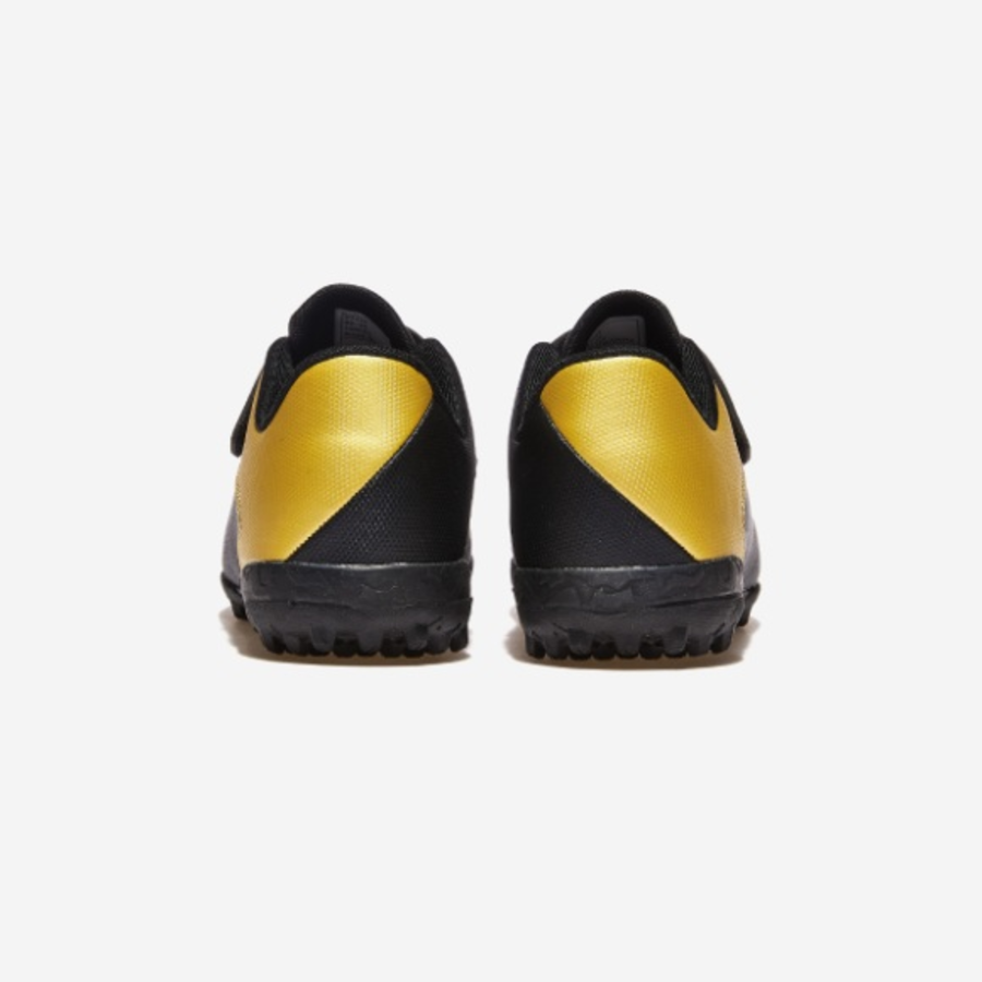 Diadora – кроссовки Striker TF 2