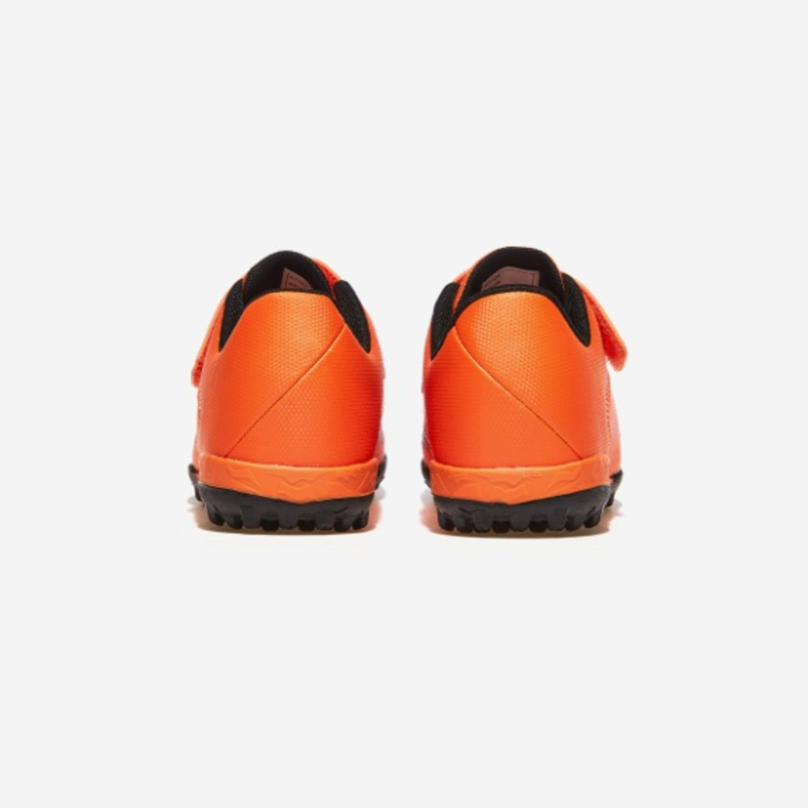 Diadora – кроссовки Striker TF 2