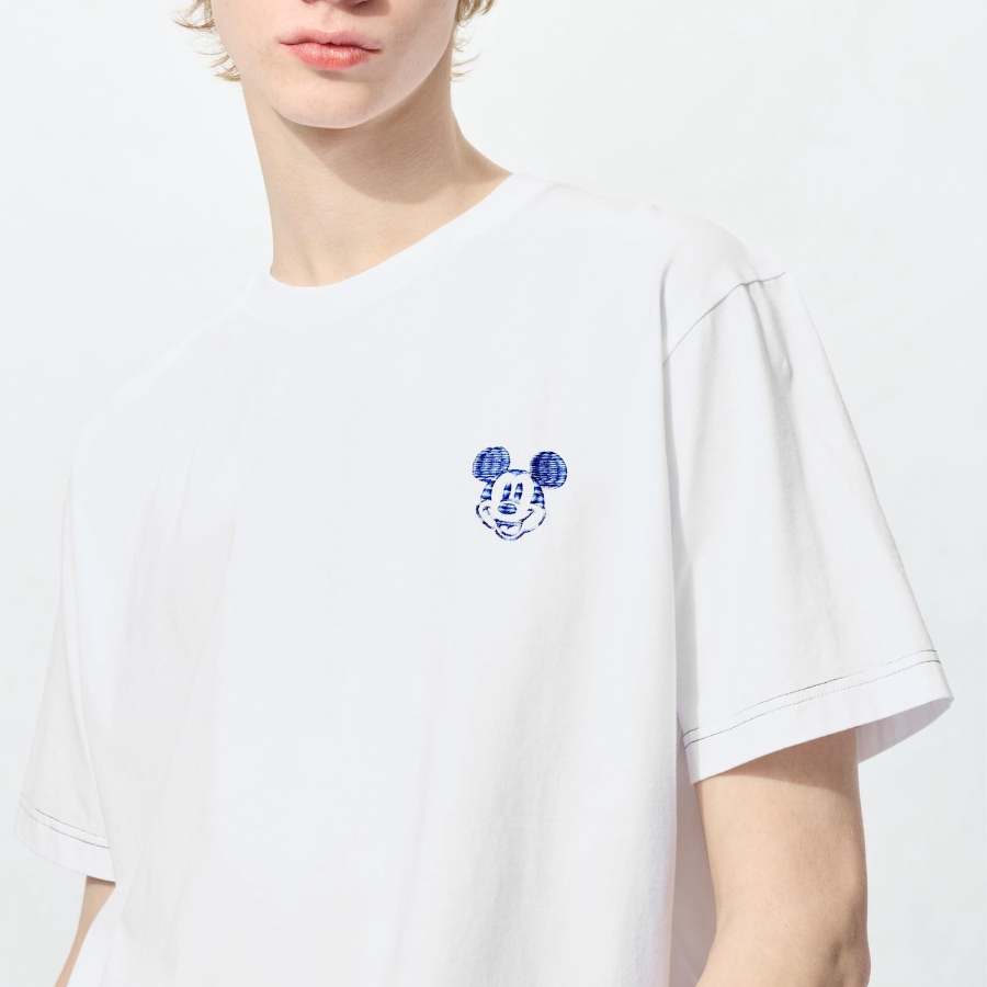 UNIQLO Disney in Blue UT (Graphic T-Shirt · Short Sleeve) D