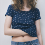 WHO.A.U — футболка Eyelet Henry Neck T-shirt