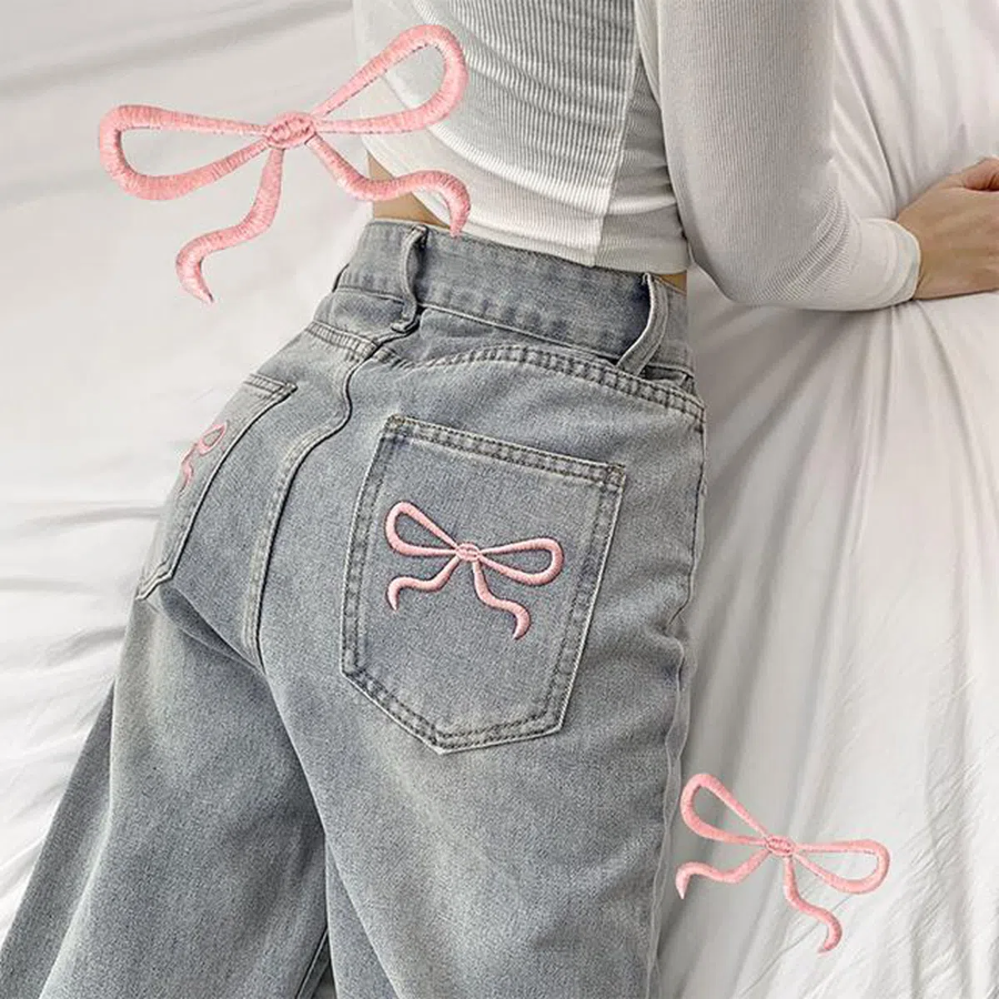 Светло-голубые широкие джинсы с розовой вышивкой-бантом