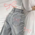 Светло-голубые широкие джинсы с розовой вышивкой-бантом