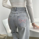 Светло-голубые широкие джинсы с розовой вышивкой-бантом