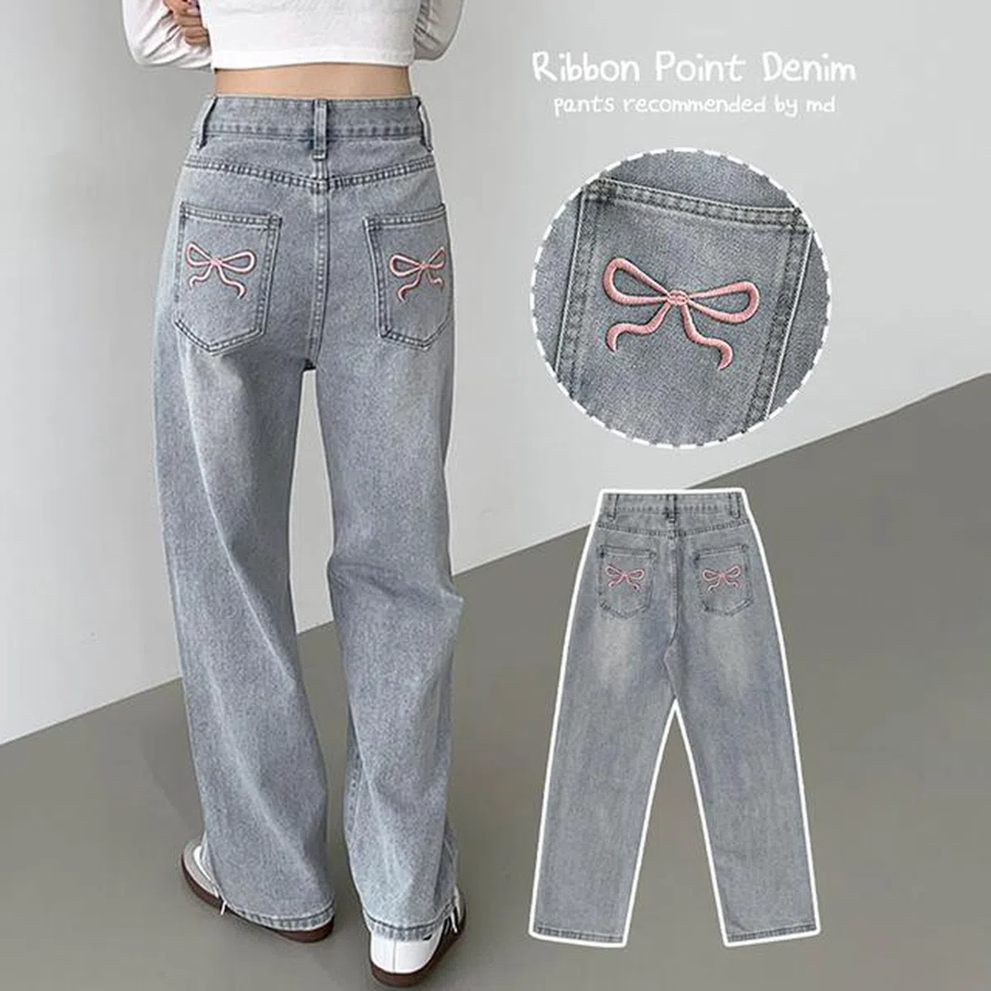 Светло-голубые широкие джинсы с розовой вышивкой-бантом