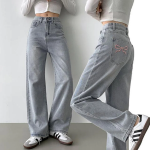 Светло-голубые широкие джинсы с розовой вышивкой-бантом