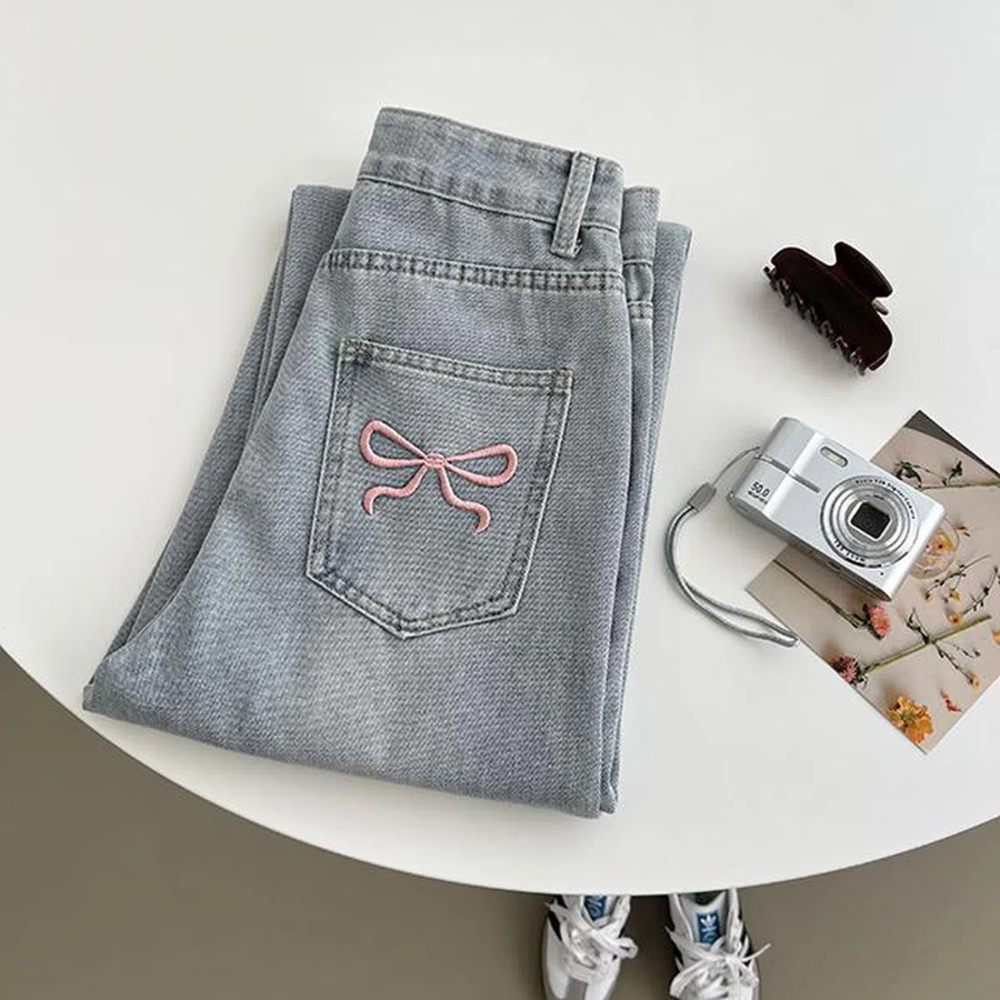 Светло-голубые широкие джинсы с розовой вышивкой-бантом