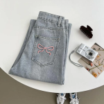 Светло-голубые широкие джинсы с розовой вышивкой-бантом