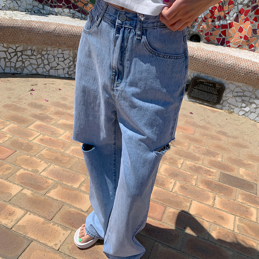 Летние джинсы с резинкой на поясе и рваными деталями