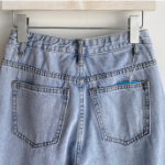 Летние джинсы с резинкой на поясе и рваными деталями