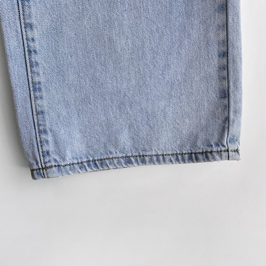 Летние джинсы с резинкой на поясе и рваными деталями