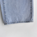 Летние джинсы с резинкой на поясе и рваными деталями