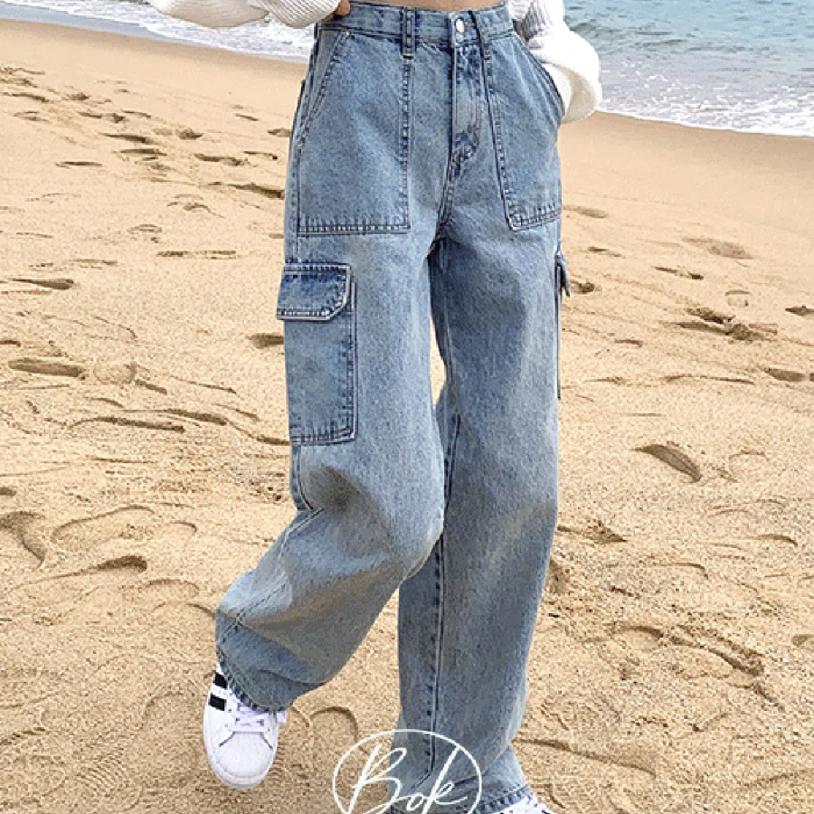 Женские джинсы карго с накладными карманами и удлинённым широким кроем