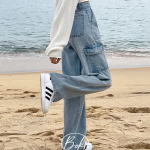 Женские джинсы карго с накладными карманами и удлинённым широким кроем