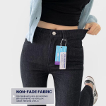 Женские джинсы из необработанного денима с полуприталенным кроем и лёгким клёшем