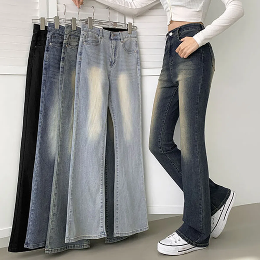 Женские джинсы с прямым лёгким клёшем и комфортной посадкой из эластичного денима