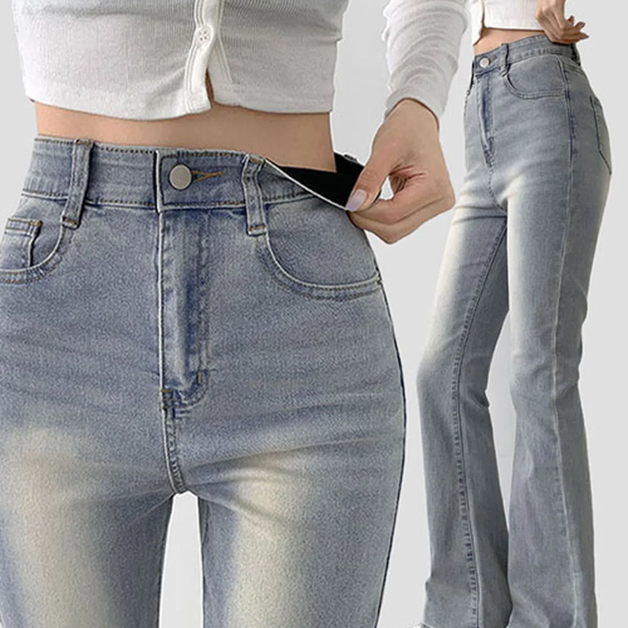 Женские джинсы с прямым лёгким клёшем и комфортной посадкой из эластичного денима