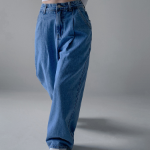 Женские джинсы с эластичным поясом, защипами и широким кроем