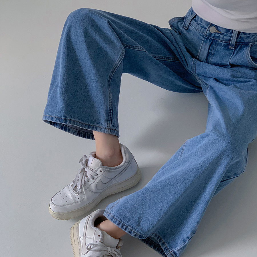 Женские джинсы с эластичным поясом, защипами и широким кроем