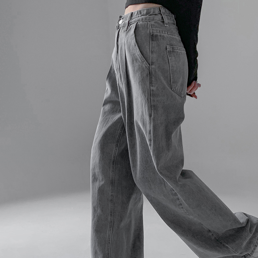 Женские джинсы с эластичным поясом, защипами и широким кроем