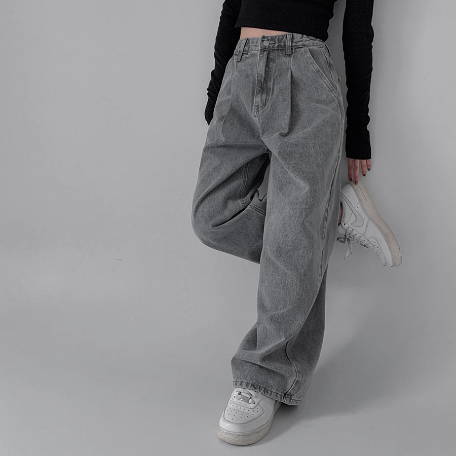 Женские джинсы с эластичным поясом, защипами и широким кроем