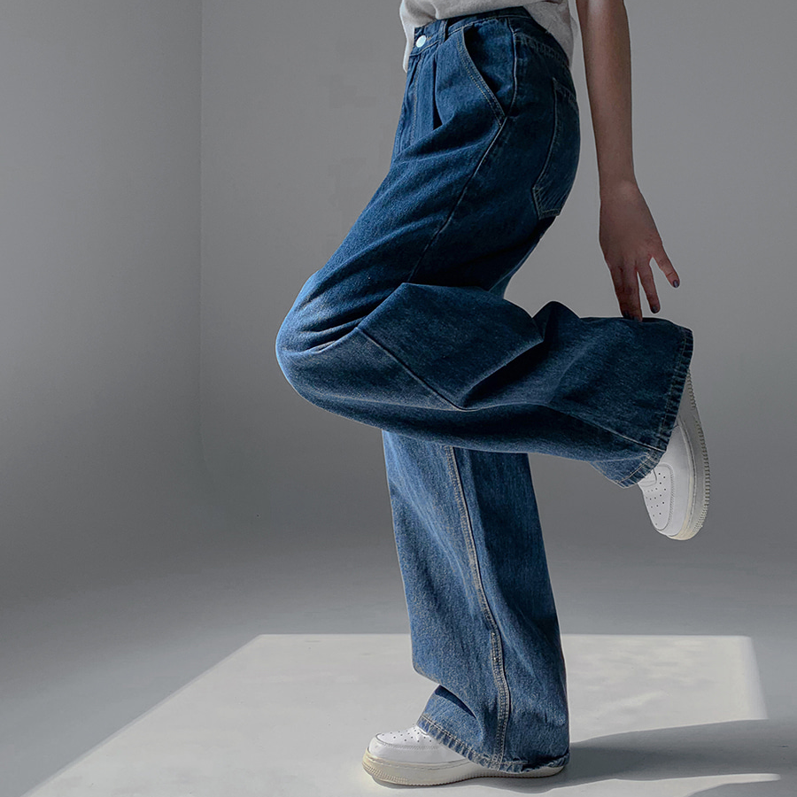 Женские джинсы с эластичным поясом, защипами и широким кроем