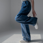 Женские джинсы с эластичным поясом, защипами и широким кроем