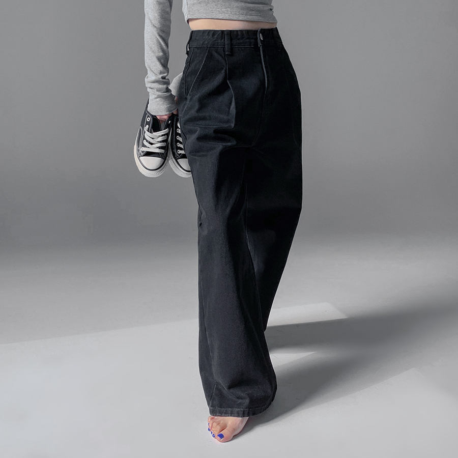 Женские джинсы с эластичным поясом, защипами и широким кроем