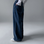 Женские джинсы с эластичным поясом, защипами и широким кроем