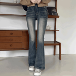 Женские джинсы с эффектом шейдинга, удлиняющим силуэт, и слегка расклешённым кроем