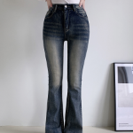 Женские джинсы с эффектом шейдинга, удлиняющим силуэт, и слегка расклешённым кроем