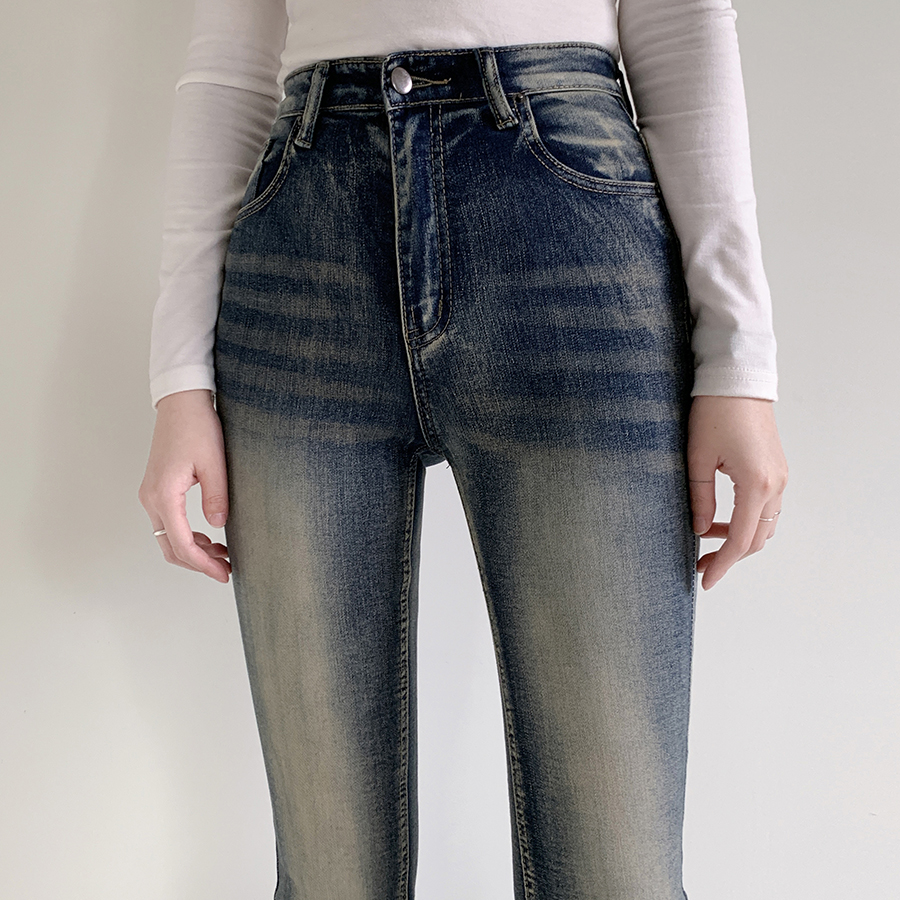 Женские джинсы с эффектом шейдинга, удлиняющим силуэт, и слегка расклешённым кроем