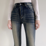 Женские джинсы с эффектом шейдинга, удлиняющим силуэт, и слегка расклешённым кроем