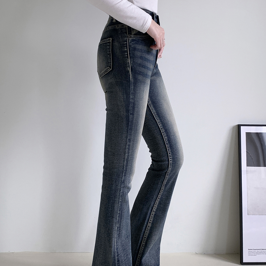 Женские джинсы с эффектом шейдинга, удлиняющим силуэт, и слегка расклешённым кроем