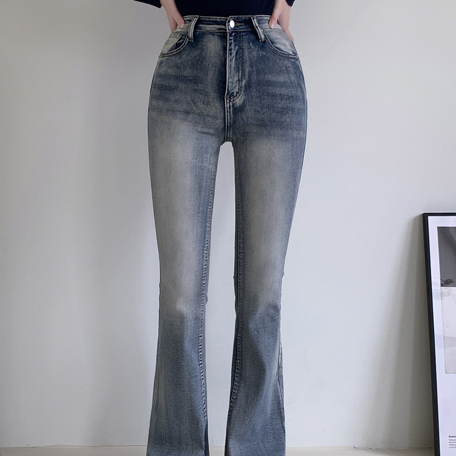 Женские джинсы с эффектом шейдинга, удлиняющим силуэт, и слегка расклешённым кроем