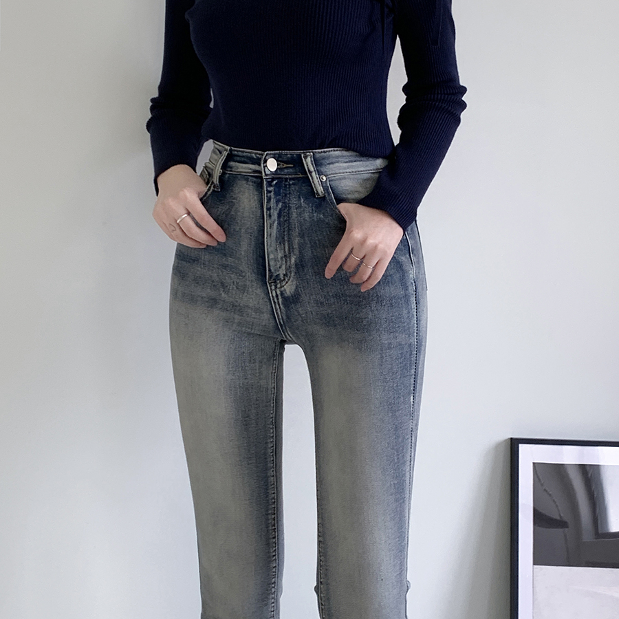 Женские джинсы с эффектом шейдинга, удлиняющим силуэт, и слегка расклешённым кроем