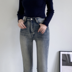 Женские джинсы с эффектом шейдинга, удлиняющим силуэт, и слегка расклешённым кроем