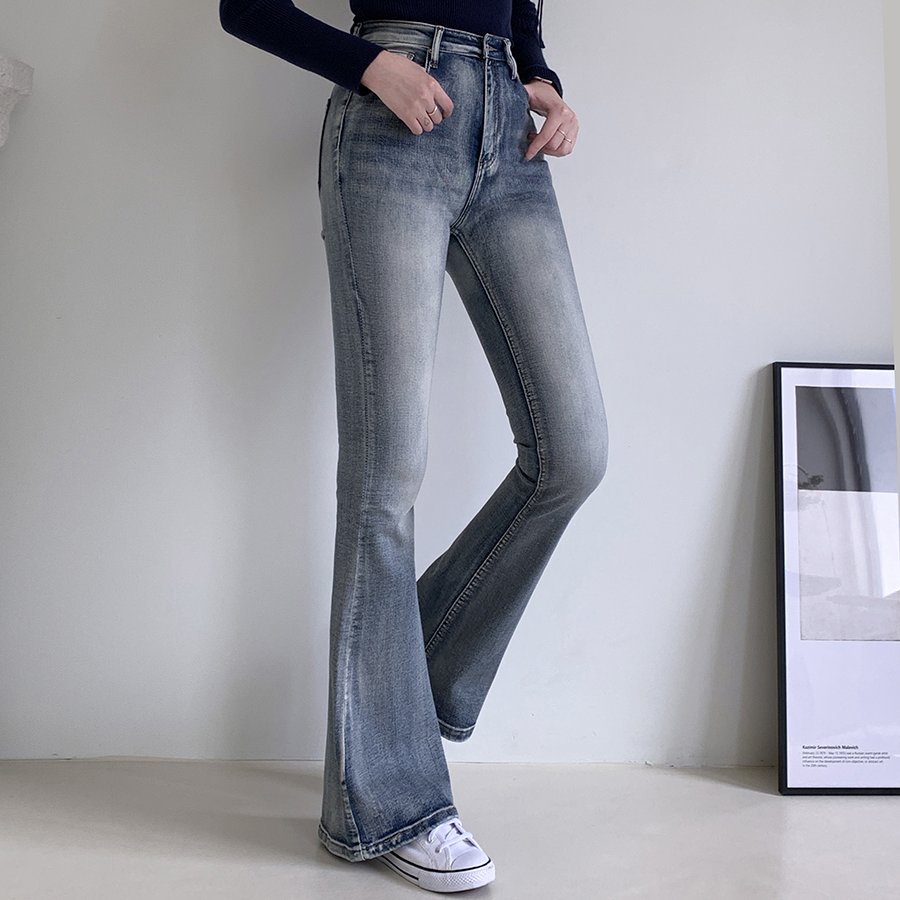 Женские джинсы с эффектом шейдинга, удлиняющим силуэт, и слегка расклешённым кроем