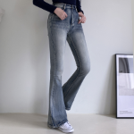 Женские джинсы с эффектом шейдинга, удлиняющим силуэт, и слегка расклешённым кроем