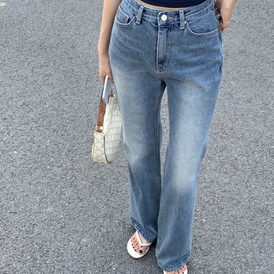 Женские джинсы средней посадки с полушироким кроем и удлинённым полубуткат силуэтом