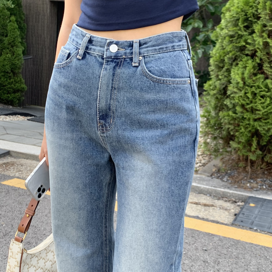 Женские джинсы средней посадки с полушироким кроем и удлинённым полубуткат силуэтом