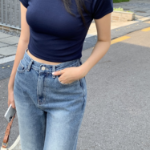 Женские джинсы средней посадки с полушироким кроем и удлинённым полубуткат силуэтом