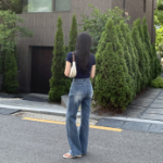 Женские джинсы средней посадки с полушироким кроем и удлинённым полубуткат силуэтом