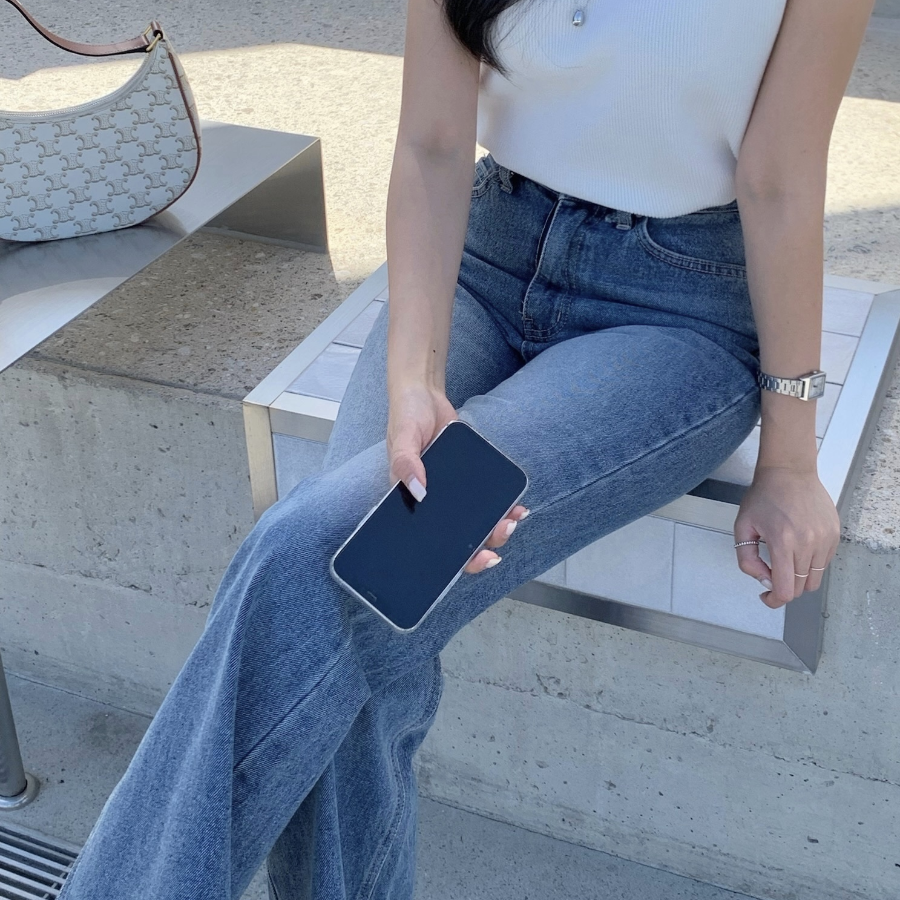 Женские джинсы средней посадки с полушироким кроем и удлинённым полубуткат силуэтом