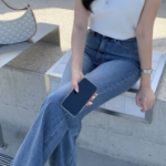 Женские джинсы средней посадки с полушироким кроем и удлинённым полубуткат силуэтом